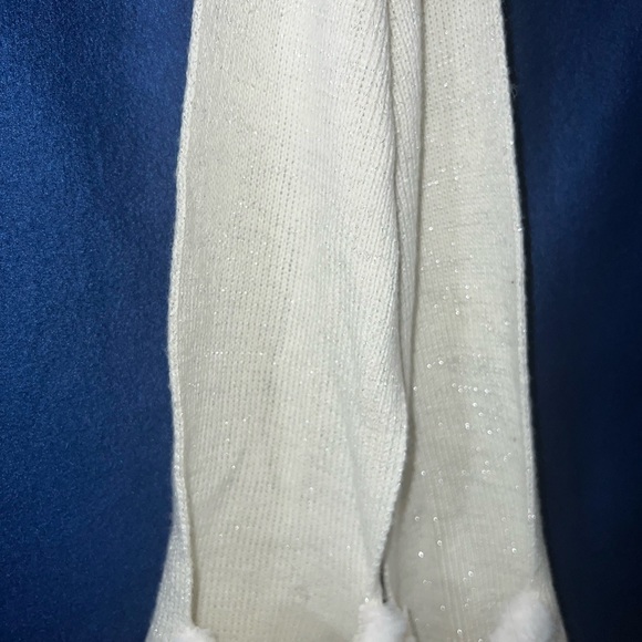 Scarf with hand mufflers. - Picture 3 of 3